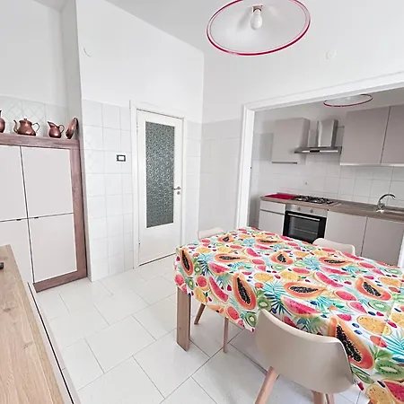 Lägenhet Casa Dei Maestri -vicino Al Mare, Con Posto Auto Pescara